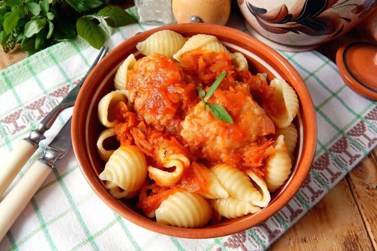 Quick and Tasty Pan-Fried Meatballs in Tomato Sauce