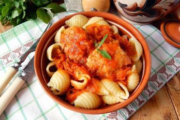Quick and Tasty Pan-Fried Meatballs in Tomato Sauce