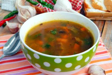Hearty Hungarian Beef and Vegetable Goulash Soup