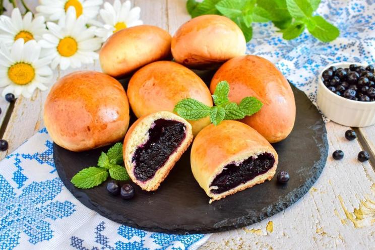 Oven-Baked Yeast Dough Blueberry Pies