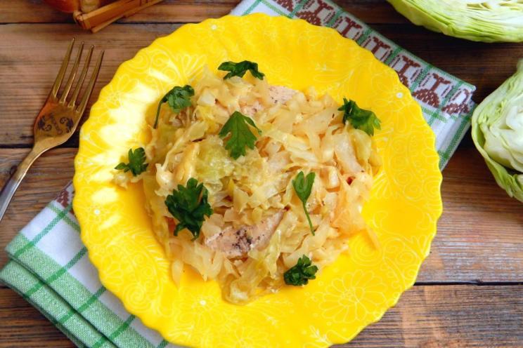Oven-Baked Chicken with Creamy Cabbage and Cheese