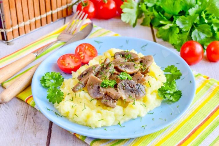Creamy Mashed Potatoes with Sautéed Mushrooms