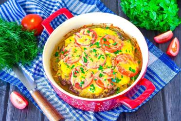 Oven-Baked Beef with Potatoes, Tomatoes, and Cheese