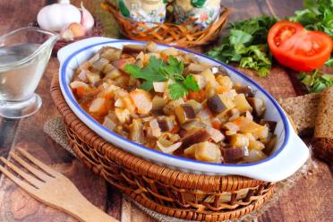 Quick & Easy Stewed Eggplants with Tomatoes & Garlic