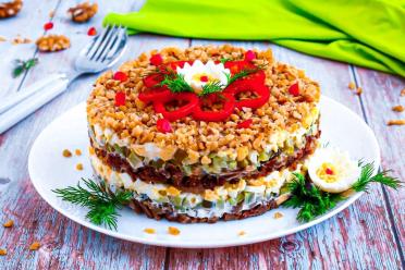 Beef and Walnut Layered Salad