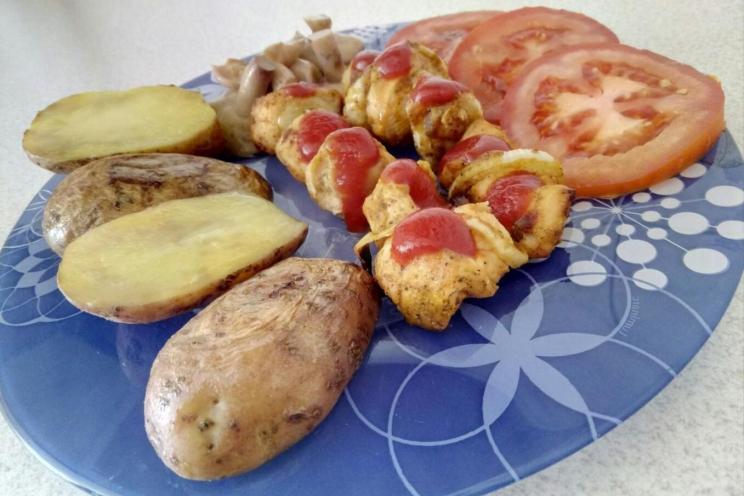 Oven-Baked Chicken Kebab with Potatoes Oven-Baked Chicken Kebab with Potatoes