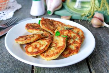 Cheesy Zucchini Pancakes: Quick and Healthy Breakfast