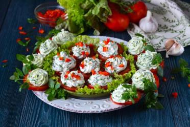 Cheesy Garlic Tomato Appetizers