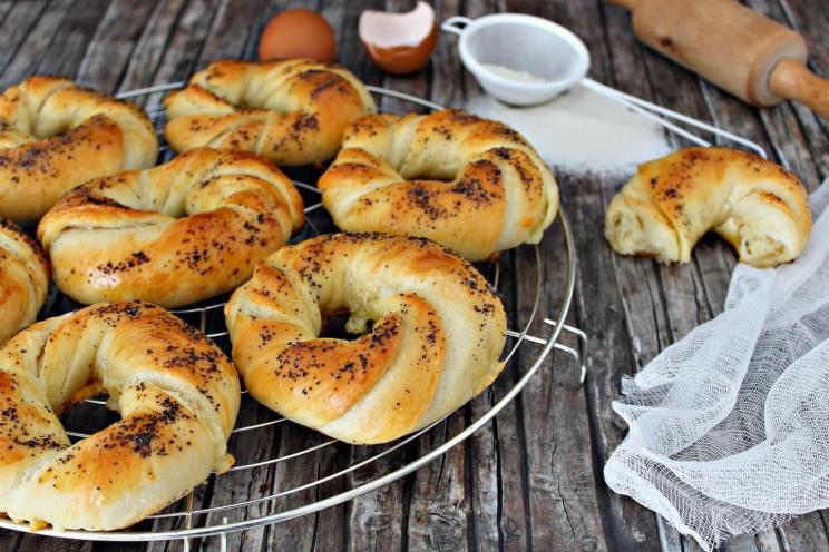 Cheesy Poppy Seed Rolls Recipe