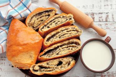 Fluffy Yeast Dough Poppy Seed Roll