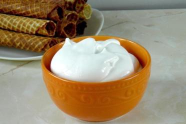 Fluffy Egg White Cream for Waffle Rolls