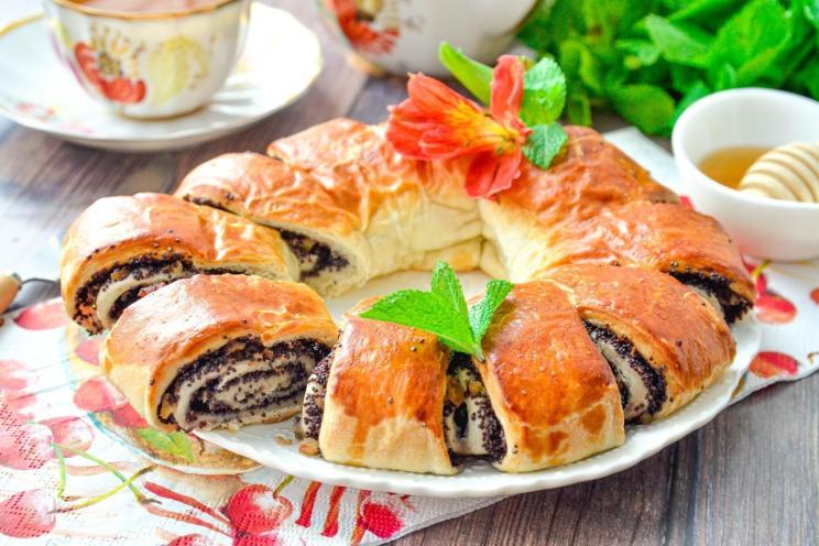 Quick & Delicious Poppy Seed Puff Pastry Roll