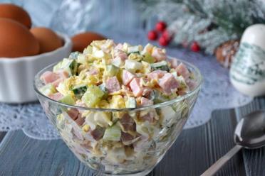 Quick Ham and Cheese Salad with Eggs and Cucumber