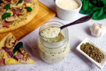 Creamy Garlic White Pizza Sauce