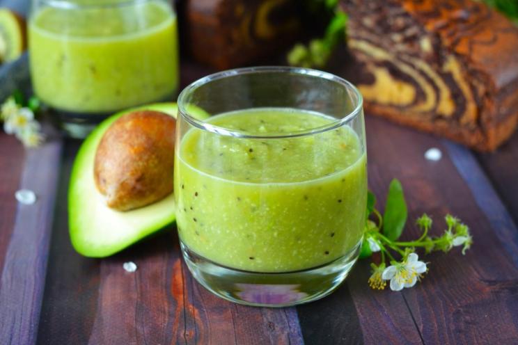 Kiwi-Avocado Celery Smoothie with Apple Juice