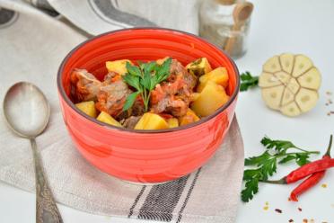 Azerbaijani-Style Steamed Lamb with Vegetables