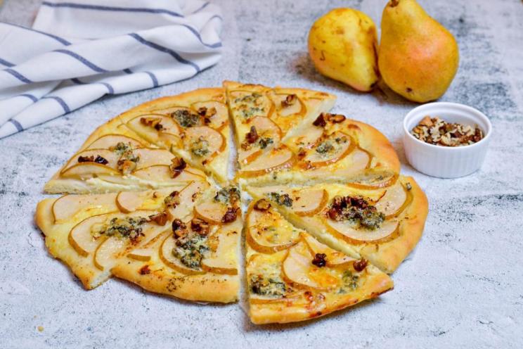 Thin Blue Cheese, Mozzarella, and Pear Pizza Thin Blue Cheese, Mozzarella, and Pear Pizza