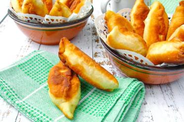 Fluffy Homemade Pies with Fresh Yeast