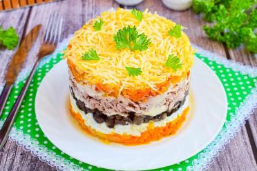 Quick and Tasty Tuna Salad with Cheese, Egg, and Sautéed Mushrooms