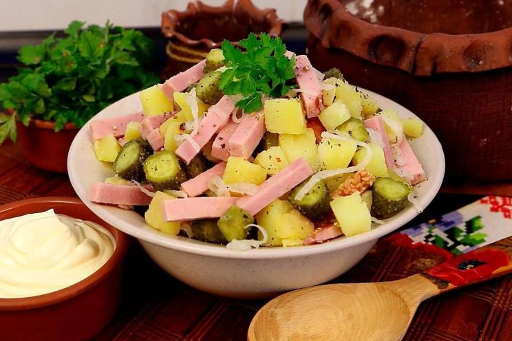 Hearty Salad with Pickled Onions: Quick & Delicious