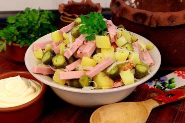 Hearty Salad with Pickled Onions: Quick & Delicious