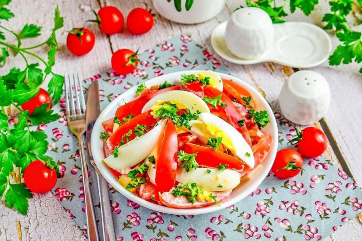 Tomato, Egg, and Garlic Salad: Quick and Flavorful Snack