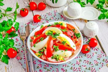 Tomato, Egg, and Garlic Salad: Quick and Flavorful Snack