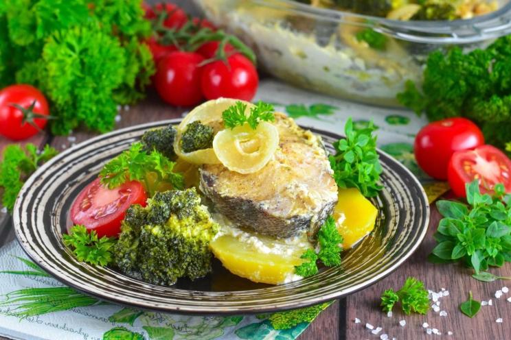 Oven-Baked Cod with Potatoes and Broccoli Oven-Baked Cod with Potatoes and Broccoli