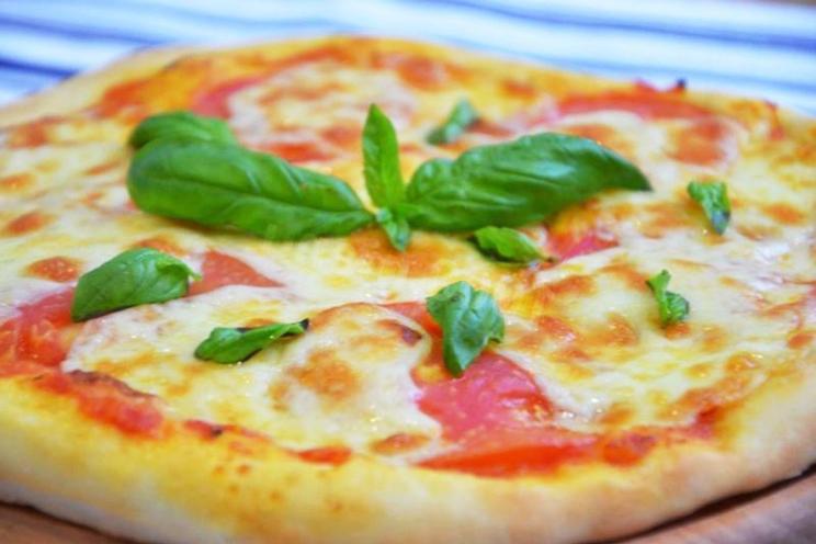 Tomato and Mozzarella Pizza with Crispy Crust