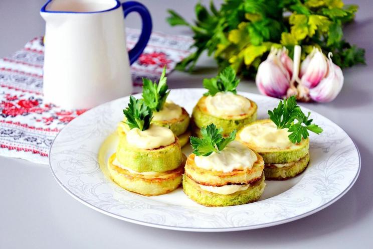 Pan-Fried Garlic Zucchini with Mayonnaise Pan-Fried Garlic Zucchini with Mayonnaise