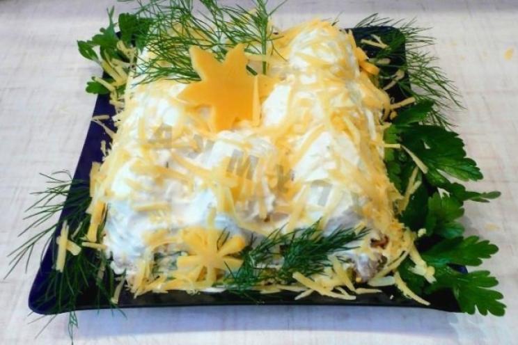 Winter-Themed Chicken and Potato Layered Salad Winter-Themed Chicken and Potato Layered Salad