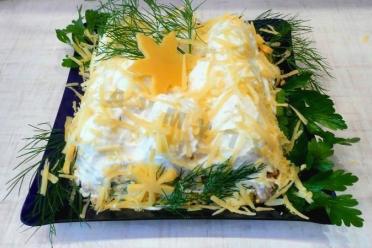 Winter-Themed Chicken and Potato Layered Salad