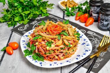 Quick Korean Carrot and Crouton Salad