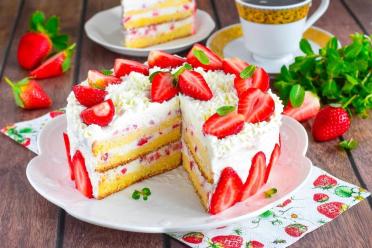 Classic Strawberry Sponge Cake