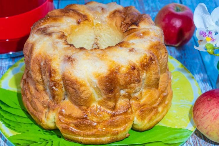 Easy Apple Yeast Pie with Milk and Cinnamon