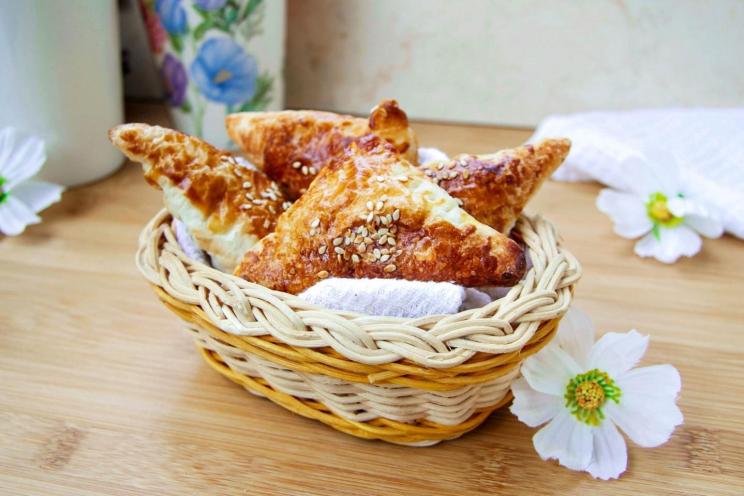 Easy Oven-Baked Liver Pies with Puff Pastry