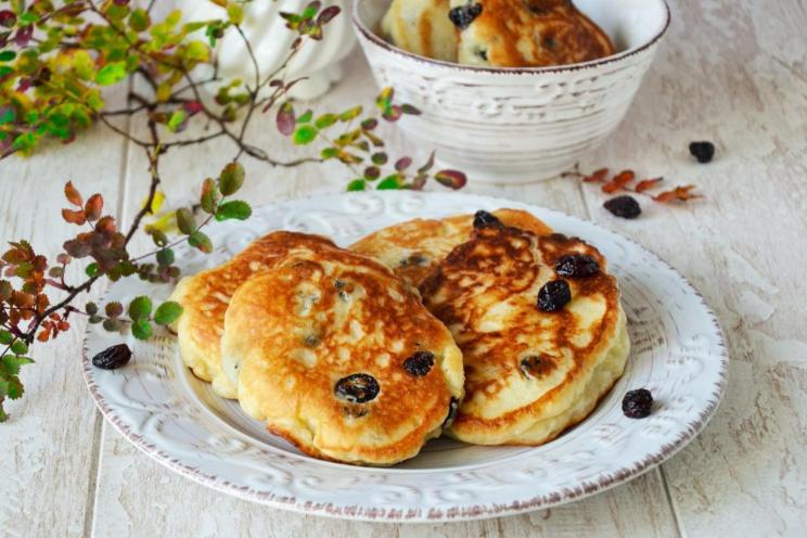 Fluffy Yeast Pancakes with Milk and Raisins