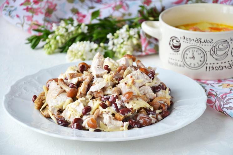 Hearty Chicken Salad with Beans, Mushrooms, and Rye Croutons Hearty Chicken Salad with Beans, Mushrooms, and Rye Croutons
