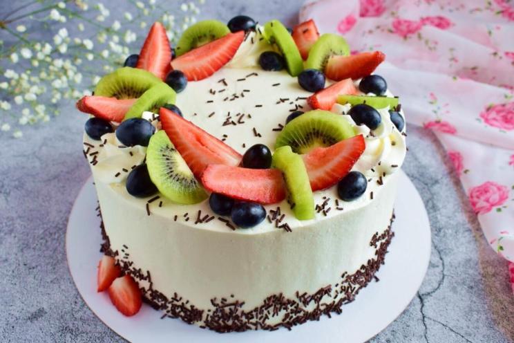 Fruit-Filled Sponge Cake with Cream