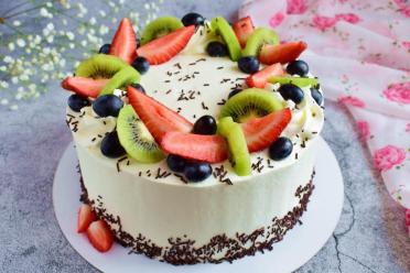 Fruit-Filled Sponge Cake with Cream