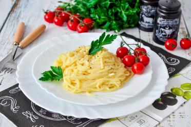 Cheesy Macaroni with a Creamy Egg Twist