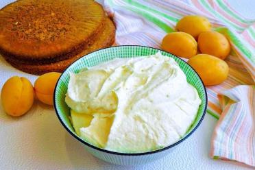 Creamy Custard Sour Cream Frosting