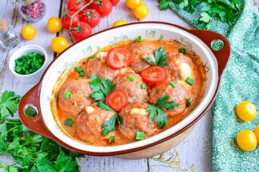 Cheesy Baked Meatballs in Sour Cream Sauce