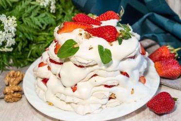No-Bake Strawberry Marshmallow Cake