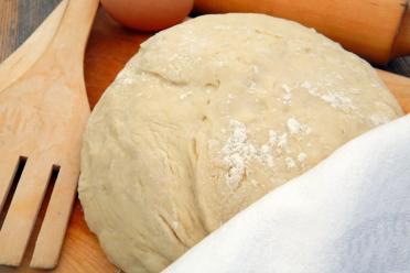 Fluffy Sweet Buns: Easy Yeast Dough Recipe