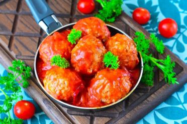 Quick & Budget-Friendly Meatballs with Rice and Gravy