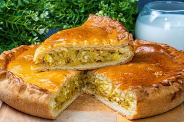 Hearty Cabbage-Filled Yeast Pie