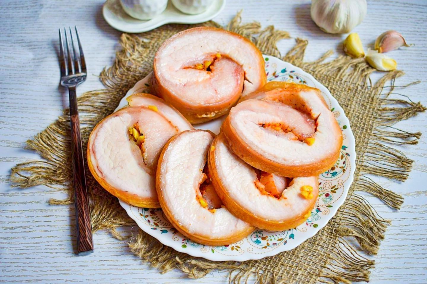 Garlic-Spiced Lard Roll with Skin