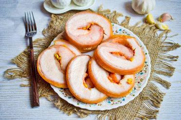 Garlic-Spiced Lard Roll with Skin