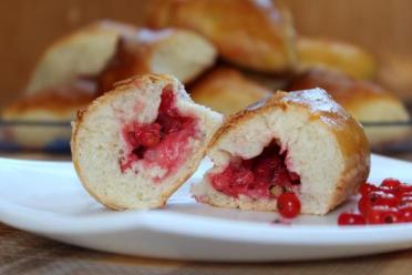 Fluffy Red Currant Yeast Pies